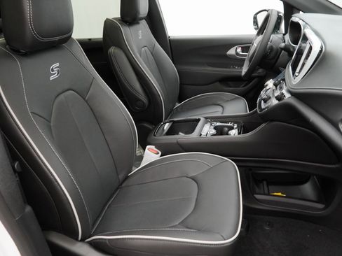 New 2026 Chrysler Pacifica Limited w/ S Appearance Package image 32