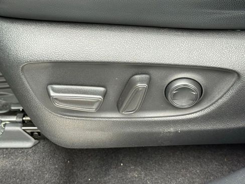 Used 2023 Toyota Highlander XLE FWD image 21