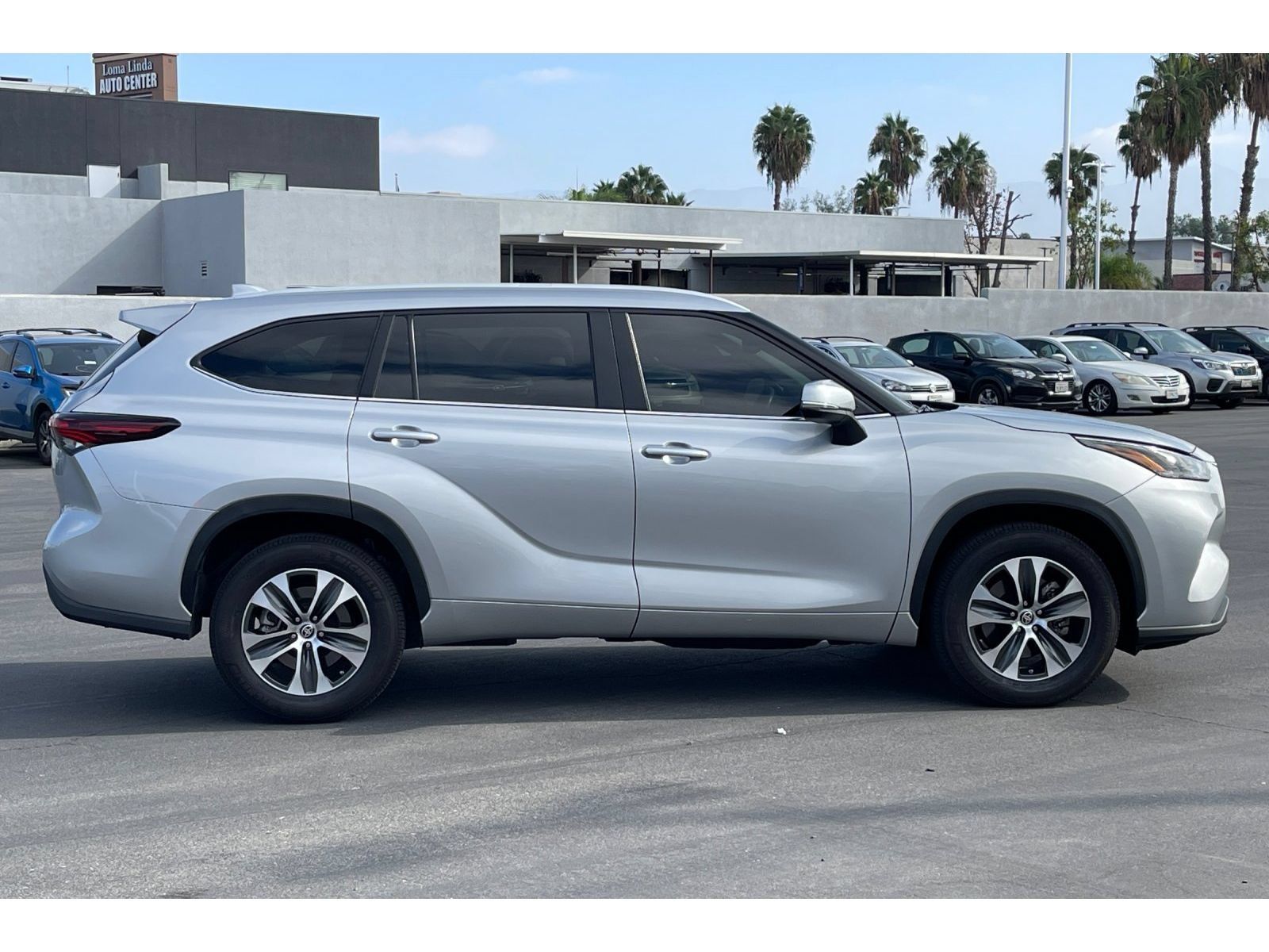 Used 2024 Toyota Highlander XLE FWD image 7