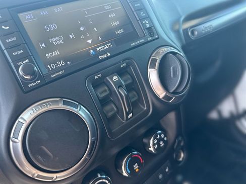 Used 2018 Jeep Wrangler Unlimited Sahara AWD/4WD image 15