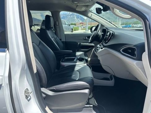 Used 2024 Chrysler Pacifica Touring-L FWD image 17