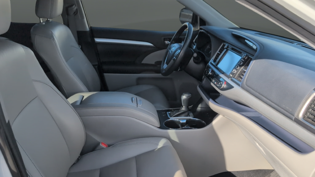 Used 2019 Toyota Highlander XLE AWD/4WD image 30