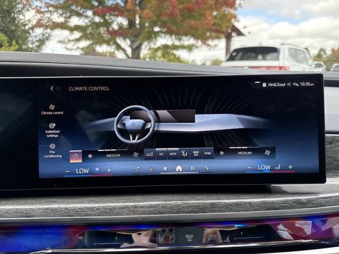 Used 2024 BMW 760i xDrive w/ Premium Package AWD/4WD image 20