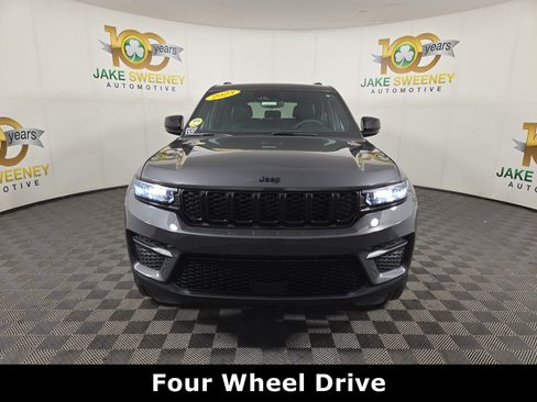 Used 2023 Jeep Grand Cherokee Altitude AWD/4WD image 2
