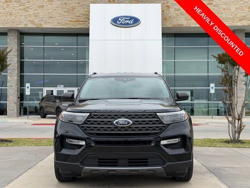 Used 2021 Ford Explorer XLT w/ Equipment Group 202A RWD image 2