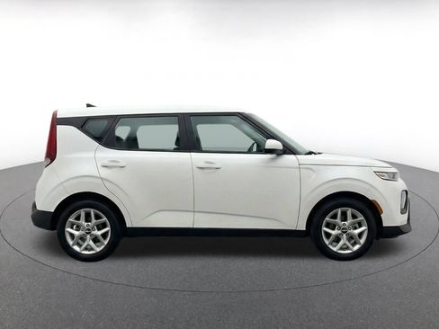 Used 2025 Kia Soul LX w/ LX Technology Package FWD image 10