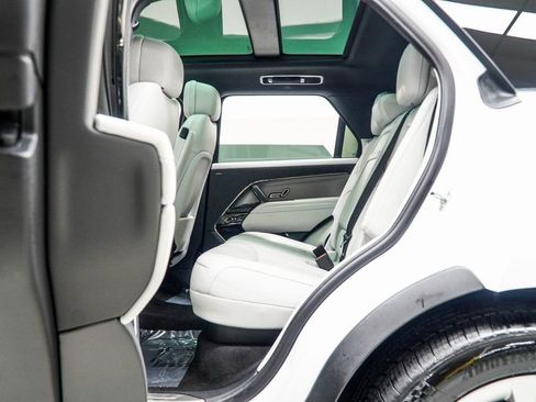 Used 2025 Land Rover Range Rover Sport SE image 40