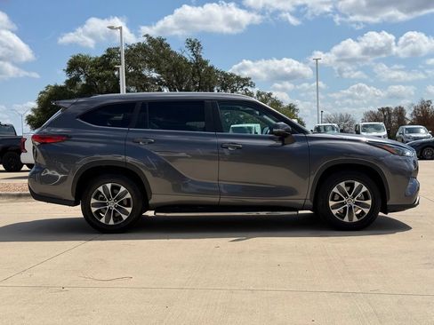 Used 2023 Toyota Highlander XLE FWD image 5
