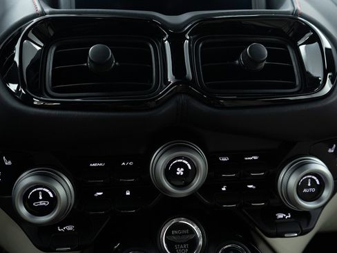 Used 2023 Aston Martin V8 Vantage Coupe image 28