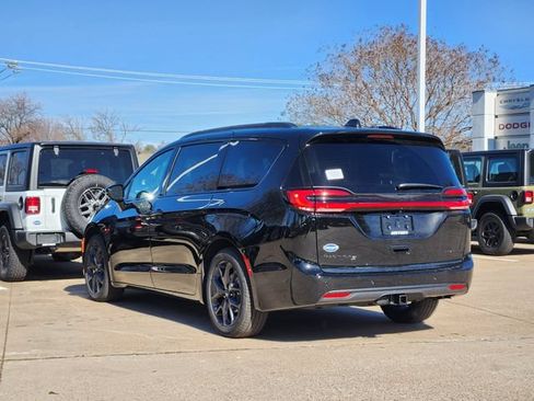New 2026 Chrysler Pacifica Limited w/ S Appearance Package FWD image 4