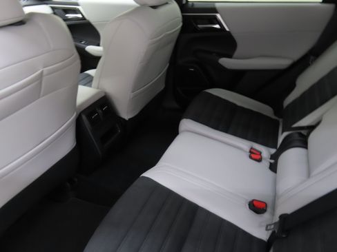 New 2025 Mitsubishi Outlander SE image 18