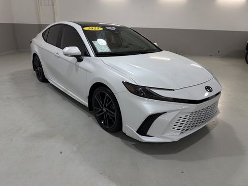 Used 2025 Toyota Camry XSE FWD image 4