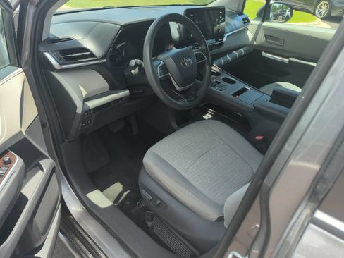 Used 2021 Toyota Sienna LE w/ LE Plus Package FWD image 11