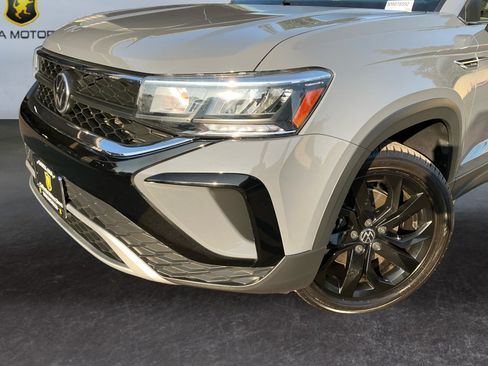 Used 2022 Volkswagen Taos SE w/ Panoramic Sunroof Package image 9