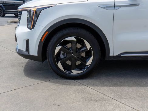 Certified 2025 Kia Sorento EX AWD/4WD image 28