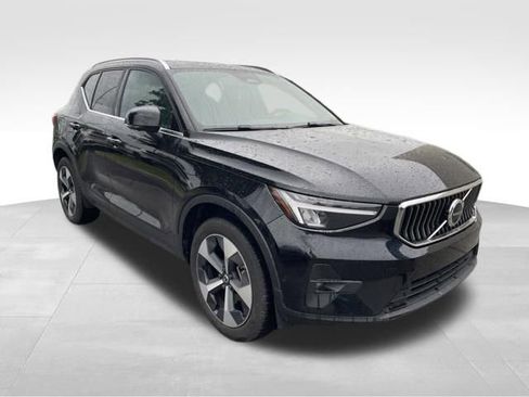 Used 2025 Volvo XC40 B5 Plus AWD/4WD image 1