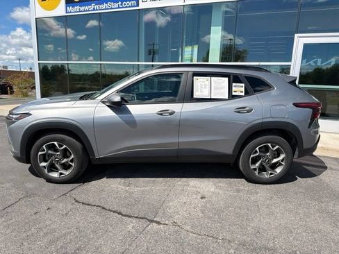 Used 2024 Chevrolet Trax LT w/ Sunroof Package FWD image 3