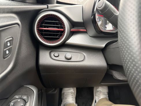 Used 2025 Chevrolet Trax RS w/ Sunroof Package image 17