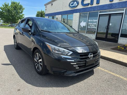 Used 2025 Nissan Versa SV image 2