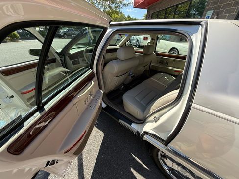 Used 1995 Cadillac De Ville Concours FWD image 16