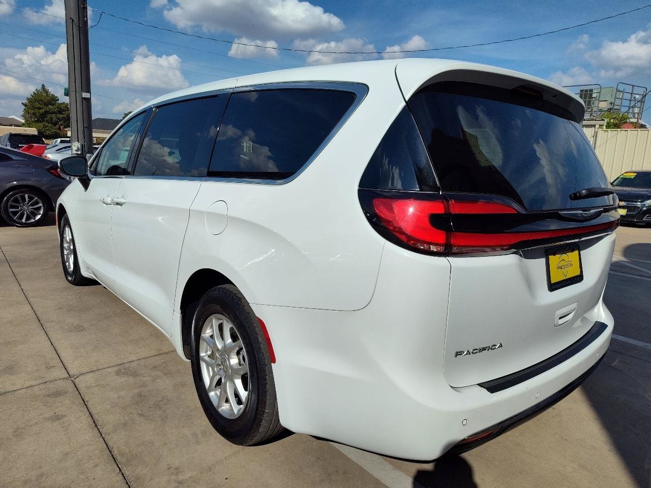 Used 2023 Chrysler Pacifica Touring-L FWD image 6