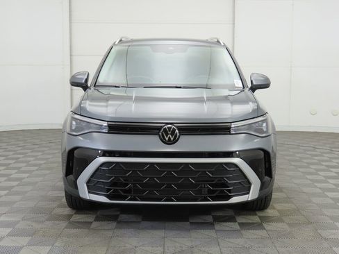 Used 2025 Volkswagen Taos SE w/ Panoramic Sunroof Package FWD image 2