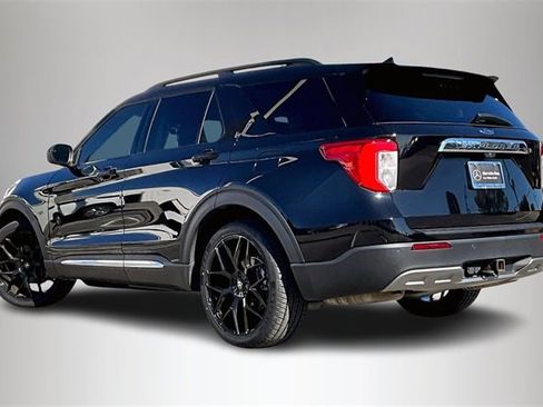 Used 2022 Ford Explorer XLT w/ Equipment Group 202A image 4