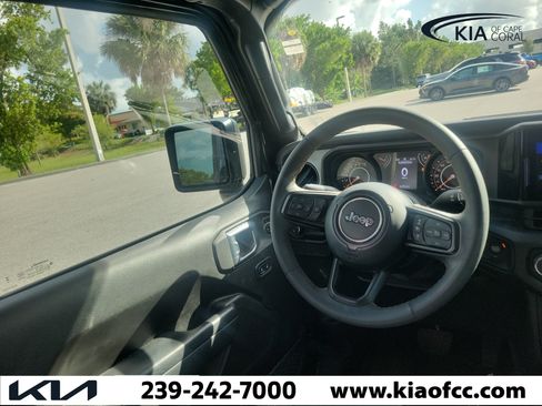 Used 2024 Jeep Gladiator Sport AWD/4WD image 18