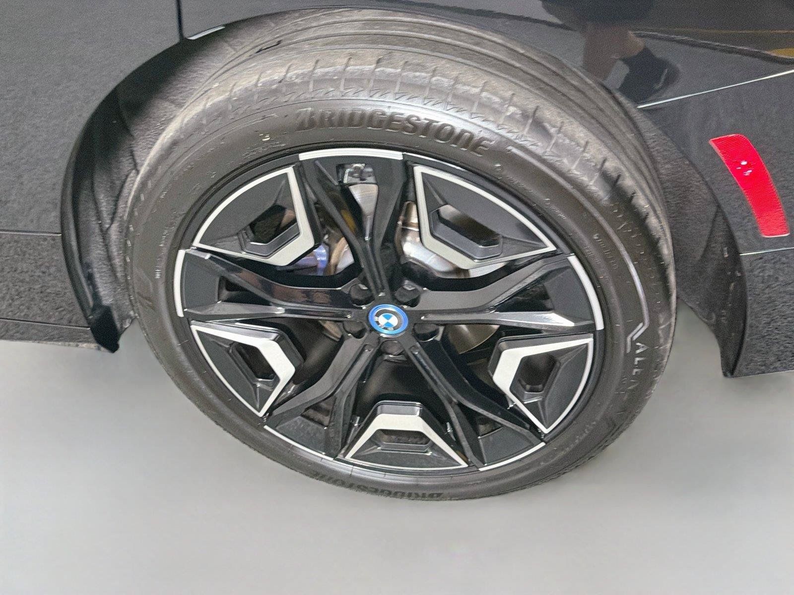 Used 2024 BMW iX xDrive50 w/ Sport Package AWD/4WD image 31