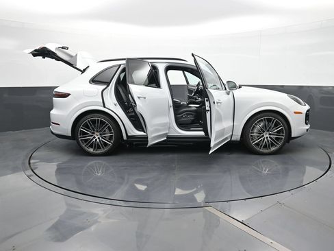 Certified 2021 Porsche Cayenne Turbo AWD/4WD image 34
