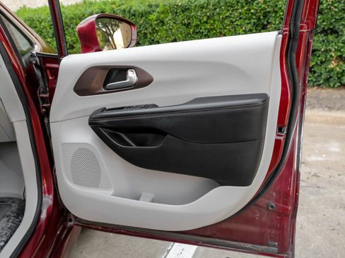 Used 2018 Chrysler Pacifica Touring Plus w/ Tire & Wheel Group image 42