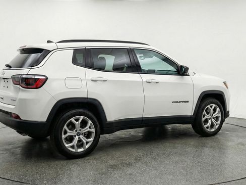 Used 2025 Jeep Compass Latitude image 9