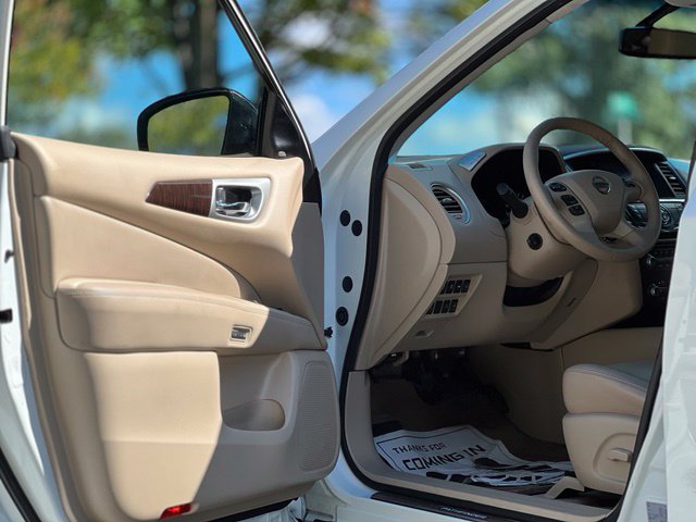 Used 2015 Nissan Pathfinder Platinum w/ Family Entertainment Package FWD image 9