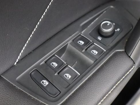 Used 2023 Volkswagen Tiguan SE FWD image 19