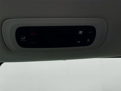 Used 2021 Chrysler Pacifica Touring-L FWD image 23