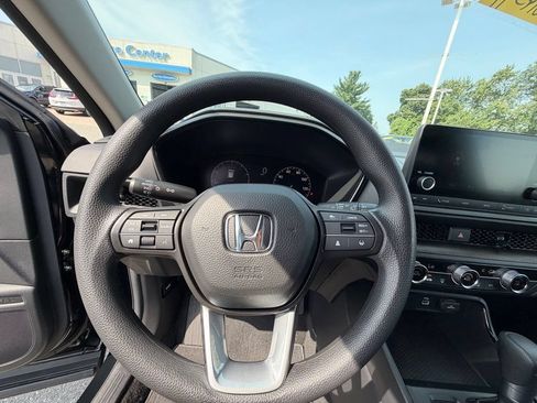 Used 2025 Honda CR-V LX image 17