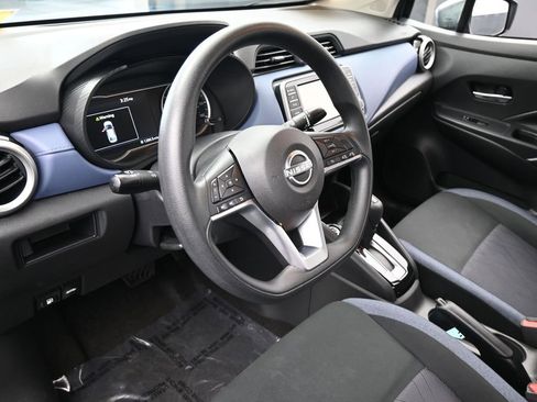 Used 2023 Nissan Versa SV image 10