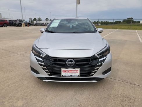 Used 2025 Nissan Versa SV image 9