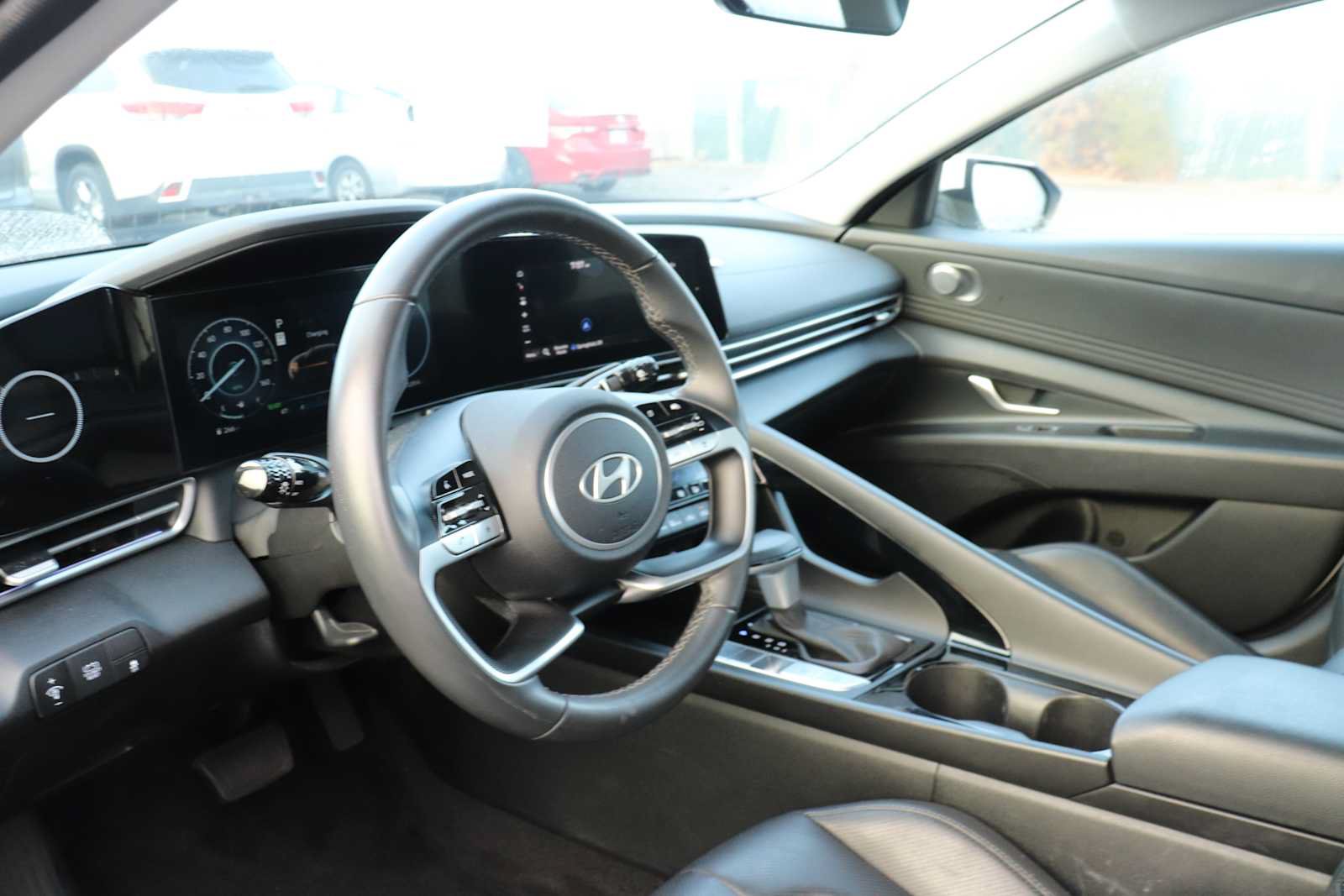 Used 2025 Hyundai Elantra Limited FWD image 10