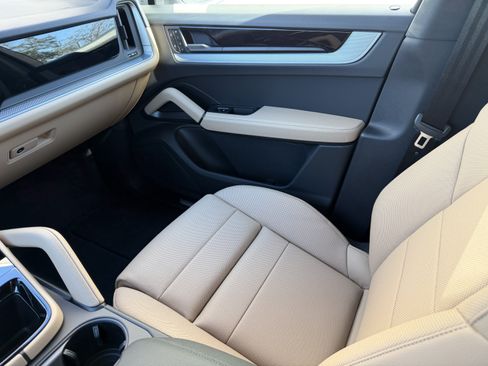 Certified 2026 Porsche Cayenne AWD/4WD image 4