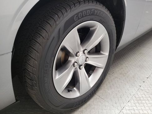 Used 2015 Dodge Challenger SXT RWD image 31