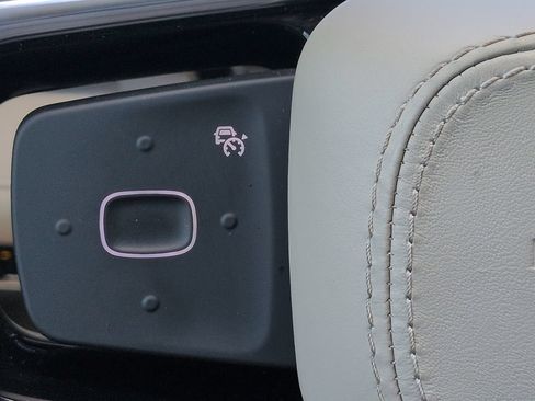 Certified 2025 Lincoln Nautilus Premier AWD/4WD image 24