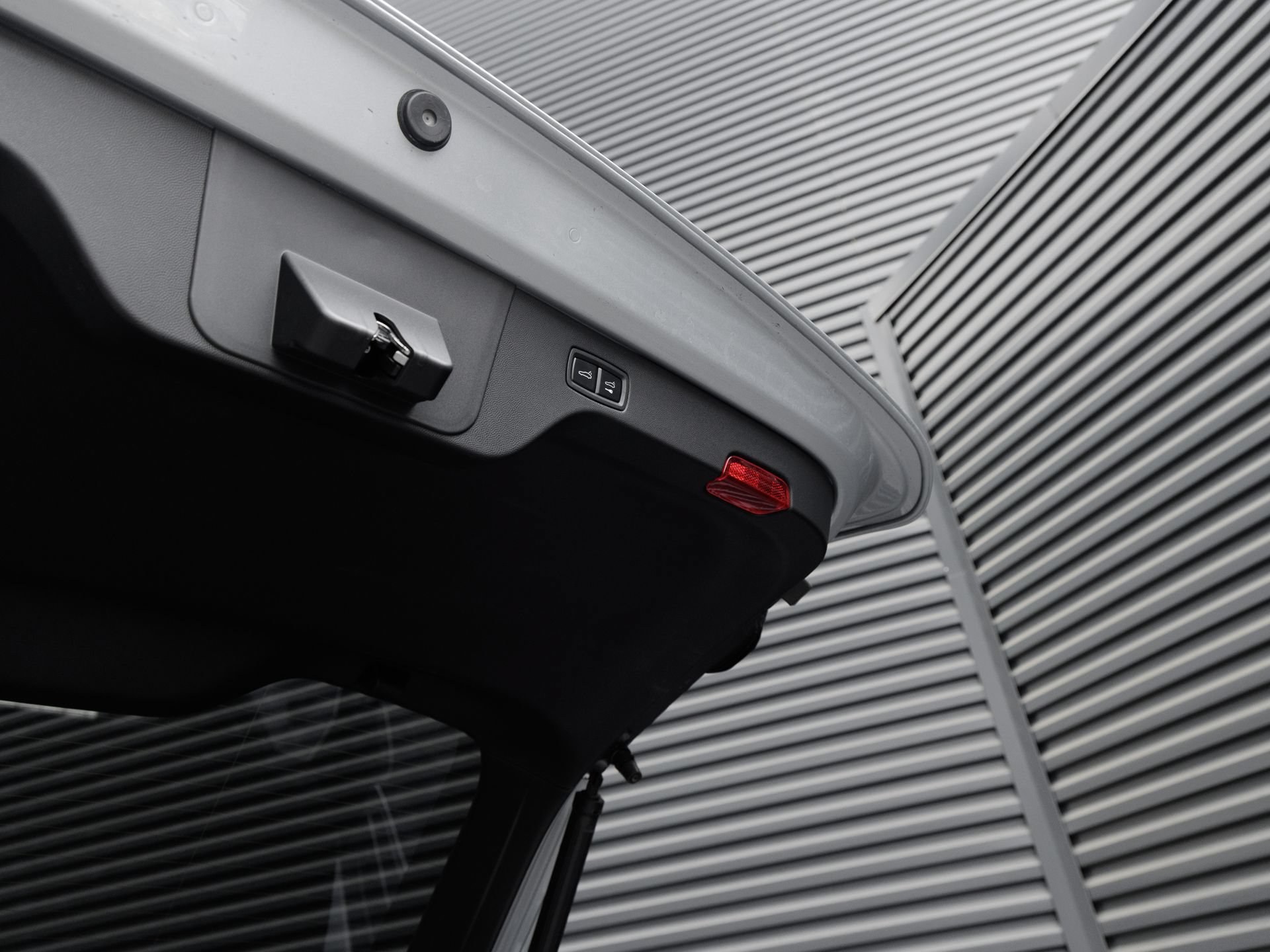 Certified 2025 Porsche Macan Electric RWD image 29