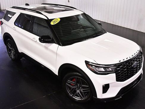 Used 2025 Ford Explorer ST image 11