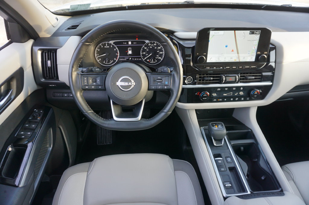 Used 2024 Nissan Pathfinder SL w/ SL Premium Package FWD image 6