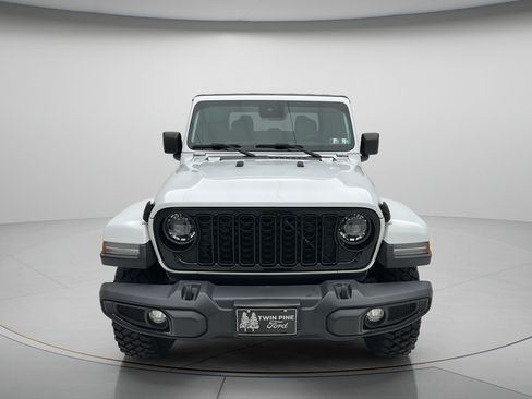 Used 2024 Jeep Gladiator Sport AWD/4WD image 2