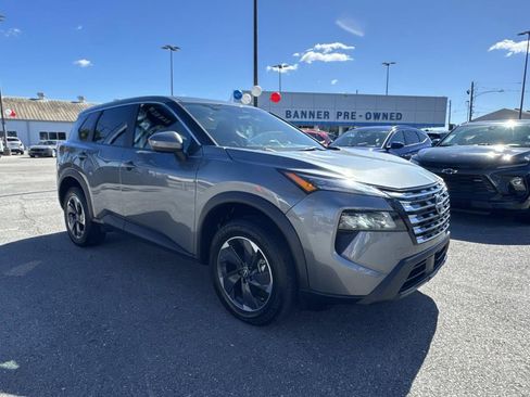 Used 2024 Nissan Rogue SV image 3