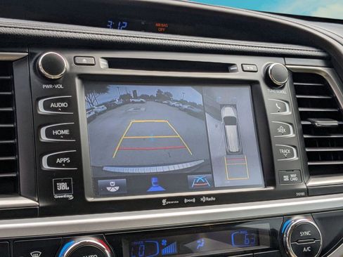 Used 2018 Toyota Highlander Limited Platinum FWD image 12