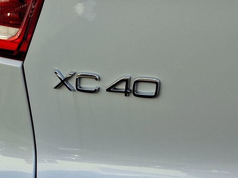 Certified 2024 Volvo XC40 B5 Core image 30
