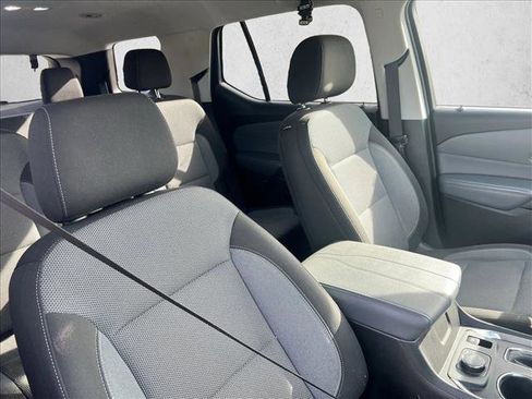 Used 2021 Chevrolet Traverse LT image 24